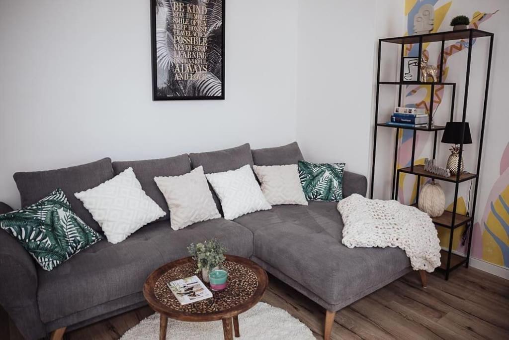 Cozy Dreams: Deluxe 2-Zimmer-Apartment -Kueche Neurenberg Buitenkant foto